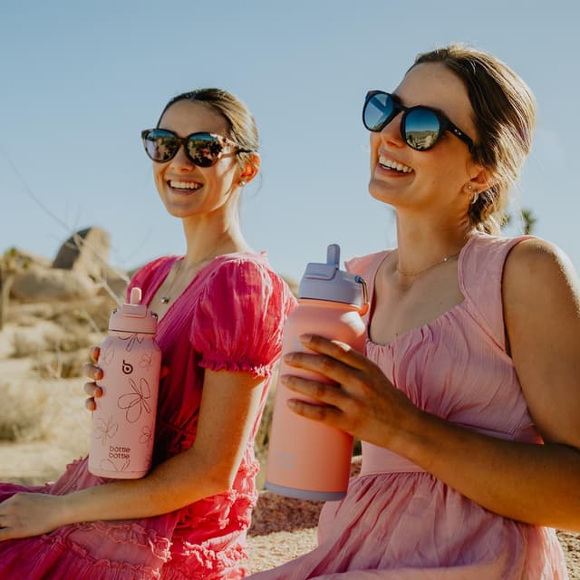 Detalle 2 de bottlebottle BOTTLE BOTTLE Edelstahl-Trinkflasche 1L mit Strohhalm & Pillenfach (Lavender Dream)