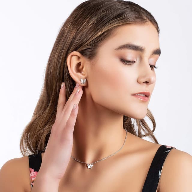 Detalle 2 de Boucles d’oreilles papillon Namana (puces) avec finition brossée et écrin cadeau