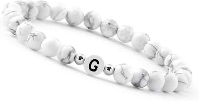 Detalle de Bracciale di perline con iniziale “I” in Howlite bianca, fatto a mano e misura regolabile