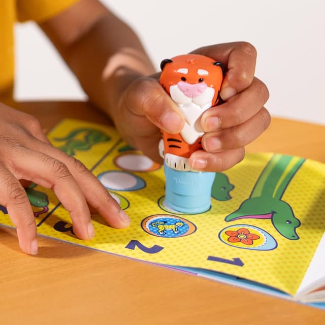 Detalle 2 de Melissa & Doug Sticker WOW! Tiger pad