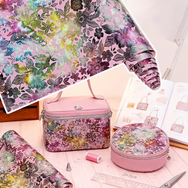 Detalle de Kunstleder Stoff Rolle 41 x 137 cm mit glänzendem Blumenmuster in Rosa – ideal zum Basteln