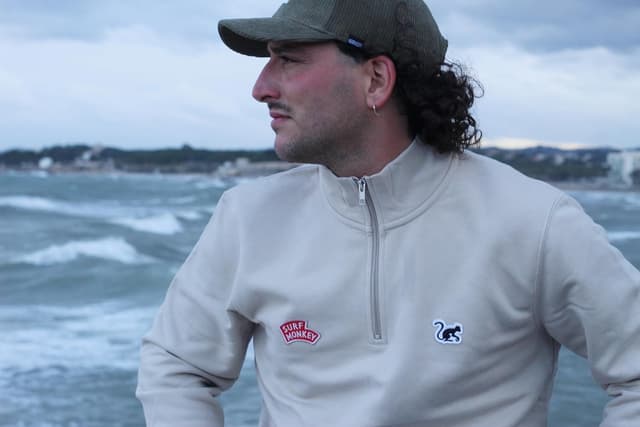 Detalle de Surf Monkey felpa uomo in cotone biologico 1/4 zip con mezza cerniera