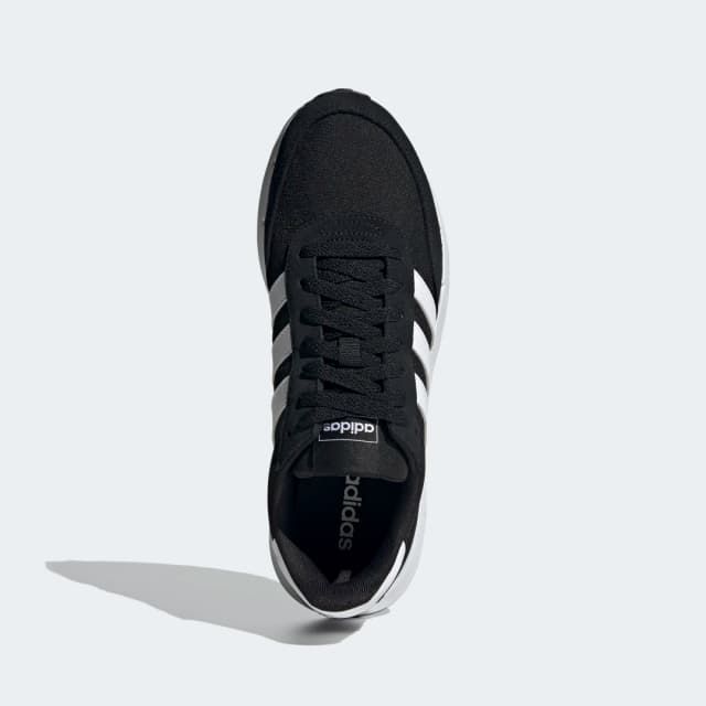 Detalle 2 de adidas Run 60s 2.0 en negro: zapatilla para un uso diario con estética retro