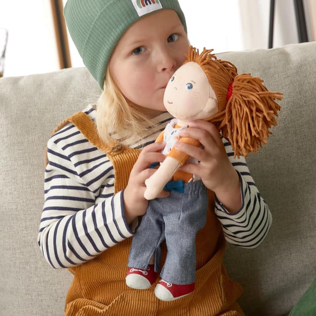Detalle 2 de HABA Puppe Malou (30 cm) – große Stoffpuppe zum Spielen und Kuscheln, ab 1,5 Jahren