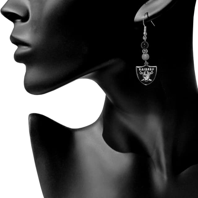 Detalle 2 de NFL Siskiyou Sports Las Vegas Raiders Women’s Fan Bead Dangle Earrings (Team Color, black) — Hypoallergenic Fishhook Posts