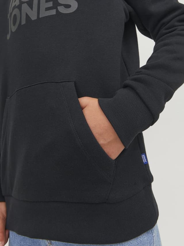 Detalle 2 de Jack & Jones Junior felpa con cappuccio Logo Hoodie Junior – nera e blu scuro