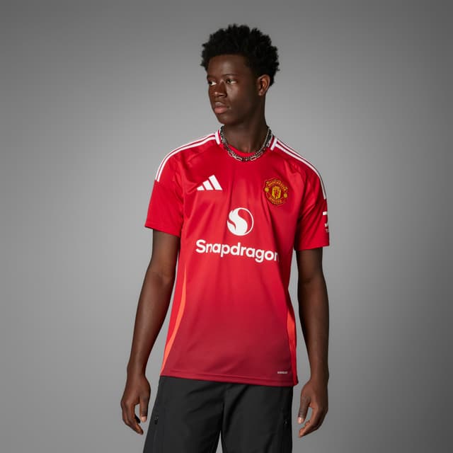 Detalle de Camiseta primera equipación Manchester United 24/25 Adidas en rojo