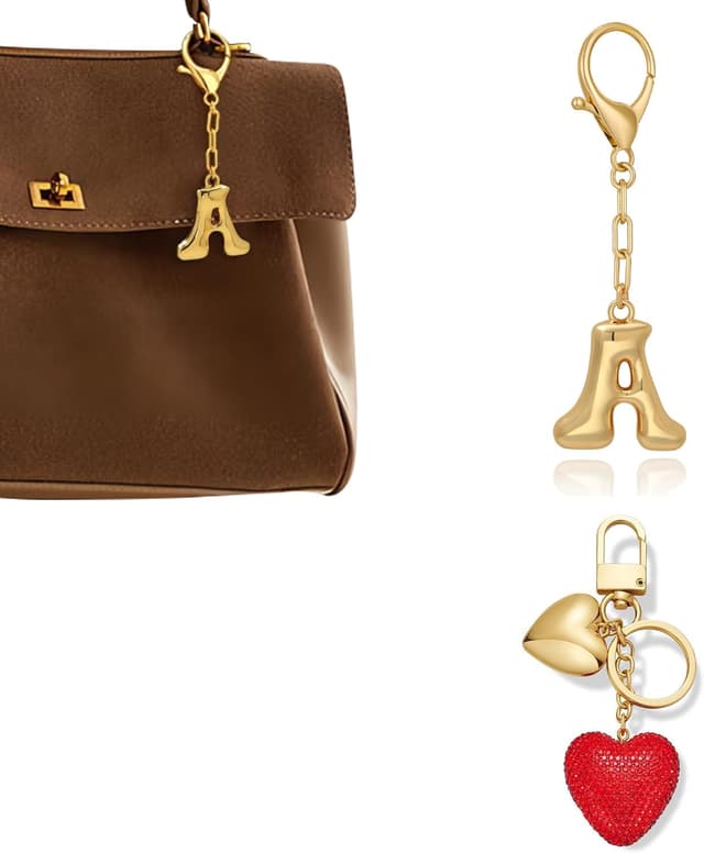 Detalle de HolidayQbee Bag Charm Schlüsselanhänger-Set mit goldenen Buchstaben „A“ und rotem Herz