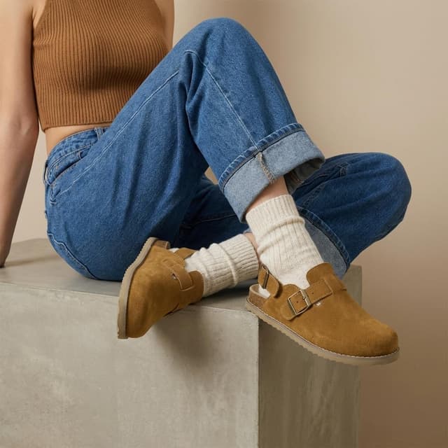 Detalle 2 de CUSHIONAIRE Brooklyn Suede Women’s Slides with Adjustable Buckles