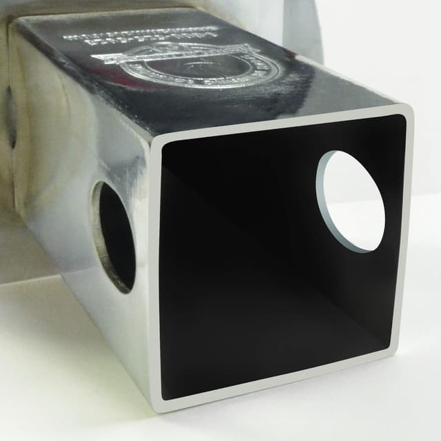 Detalle 2 de FANMATS 22646 Wyoming Cowboys Chrome Hitch Cover with 3D Color Emblem