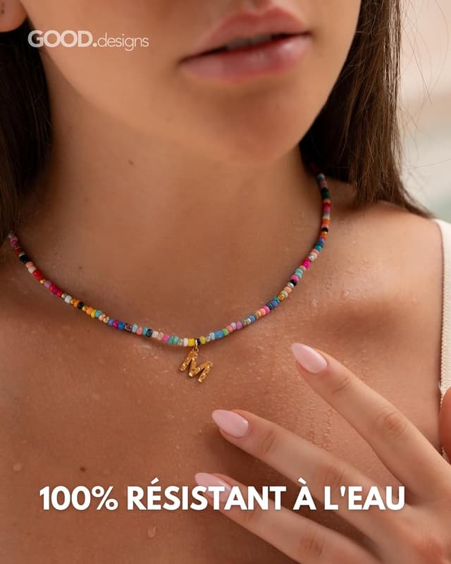 Detalle de Collier perlé coloré femme à initiale A-Z, plaqué or 18K, résistant à l’eau, réglable 40-45 cm