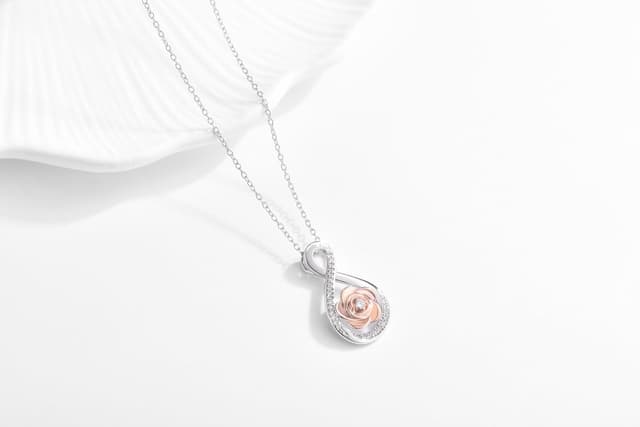 Detalle 2 de USEEDOVIA Halskette mit Rose-Anhänger (40 cm) vergoldet & AAA Zirkonia – Geschenkbox und Karte