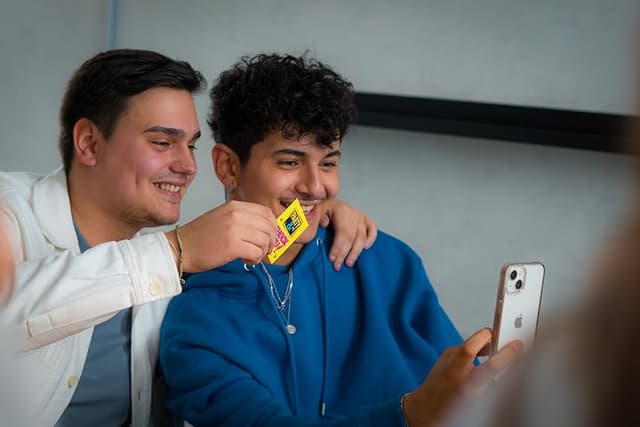 Thumbnail 4 de Diset Party & co Shock You 🎲 Juego de Mesa para mayores de 16