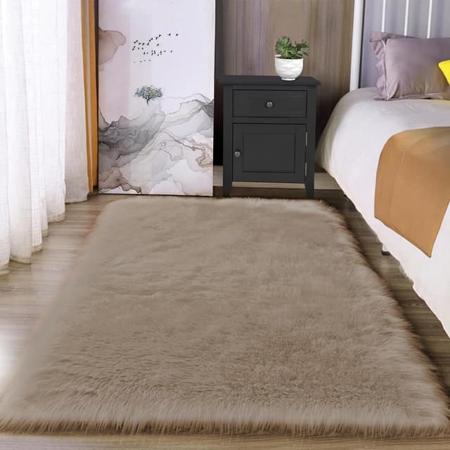 Detalle de Latepis Gray Faux Fur Throw Rug (3x4) for Bedroom & Bedside Comfort