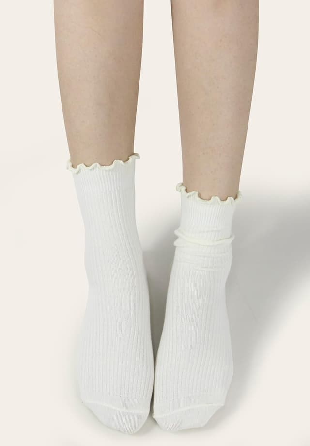 Detalle de BomKinta Ruffle Socks for Women – Lightweight Cotton Turn-Cuff Crew Socks