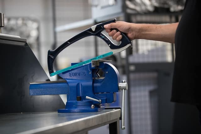 Detalle 2 de Eclipse Professional Tools 70-24TR : archet de scie à haute tension pour coupes précises