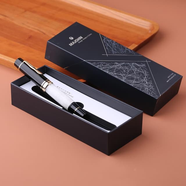 Detalle de Majohn P139 resin fountain pen with fine nib and brass piston ink system (black and white)