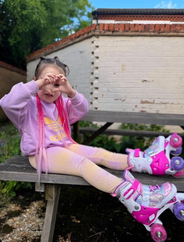 Detalle de Nattork Kids Roller Skates (Adjustable Quad Skates, 4 Sizes) with Light-Up Butterfly & Flower Wheels