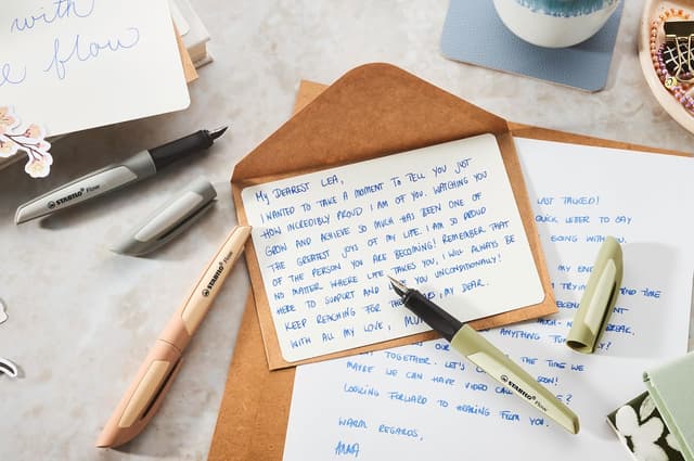 Detalle de STABILO Flow stylo-plume rechargeable gris bleu, plume acier inox avec pointe iridium