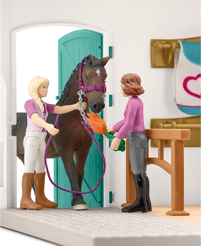 Detalle 2 de Schleich Horse Club 42568 Sofia’s Tack Shop 67-Piece Playset with Poseable Figures