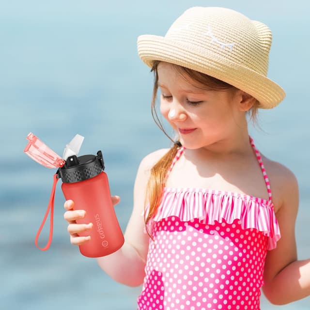 Detalle de GOPPUS 350ml Kids Water Bottle with Straw, Tritan, Strap & Flip-Top Lid (Pure Red)