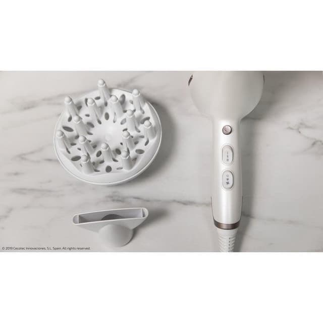 Detalle de Cecotec Bamba IoniCare 5300 Maxi Aura secador de pelo iónico 2200W con difusor