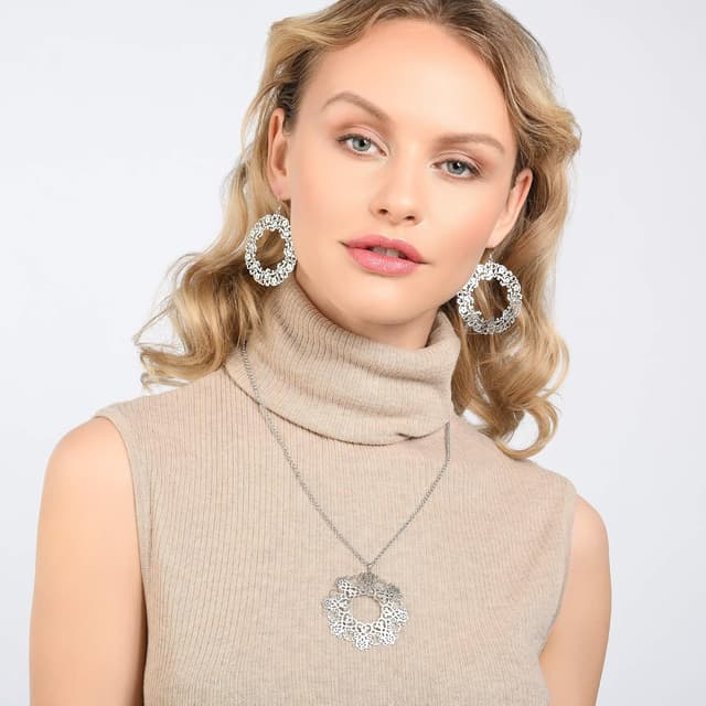 Detalle de Collier long mandala namana avec pendentif disque géométrique sur chaîne ajustable