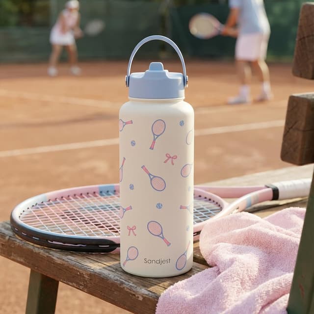Detalle 2 de Tennis 32oz Stainless Steel Water Bottle with Lid & Straw — Insulated Sport Bottle for Gym, School, and Days Out