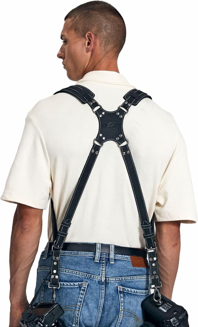 Detalle de Padwa Lifestyle Black Frosted Dual Camera Harness Strap – dual-shoulder full grain leather strap for two cameras