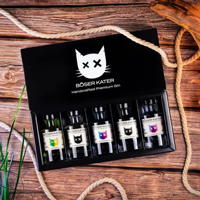 Detalle 2 de BÖSER KATER Farbwechsel Gin Tasting-Set in Geschenkbox (für bis zu 5 Personen) mit 100-ml Miniaturen
