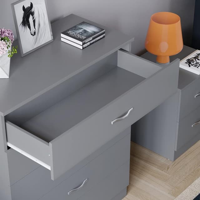 Detalle 2 de Vida Designs Riano 5 Drawer Chest of Drawers in Grey with Metal Handles and Anti-Bowing Support