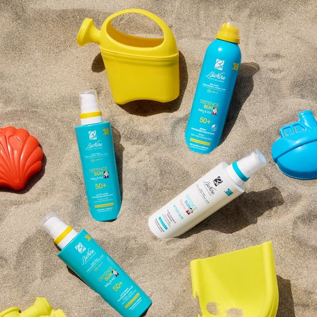 Detalle 2 de Bionike Defence Sun Baby & Kid Latte Solare Fluido protettivo per bambino e neonato, effetto waterproof e anti-sabbia