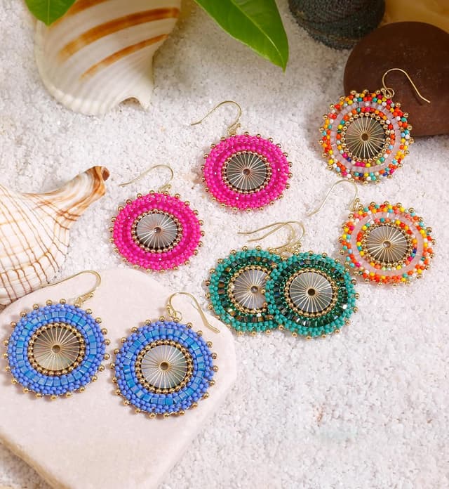 Detalle de Bunte Perlenohrringe für Frauen: handgewebte Böhmischen Perlen- Creolen mit baumelndem Design