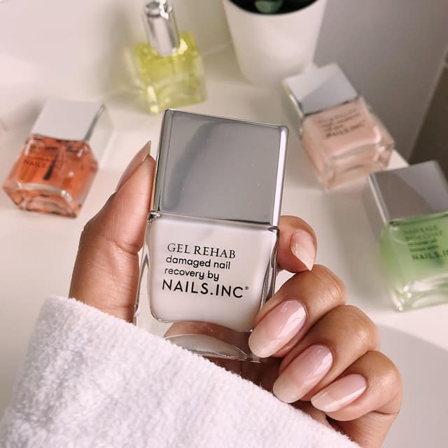 Detalle de Nails.INC Gel Rehab Recovery Treatment (10-in-1) – Peptides & keratin-rich base coat and nail treatment, 14ml