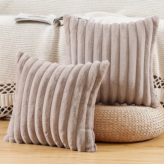 Detalle de Madizz set of 2 faux fur cushion covers (18x18 inch / 45x45 cm) in taupe