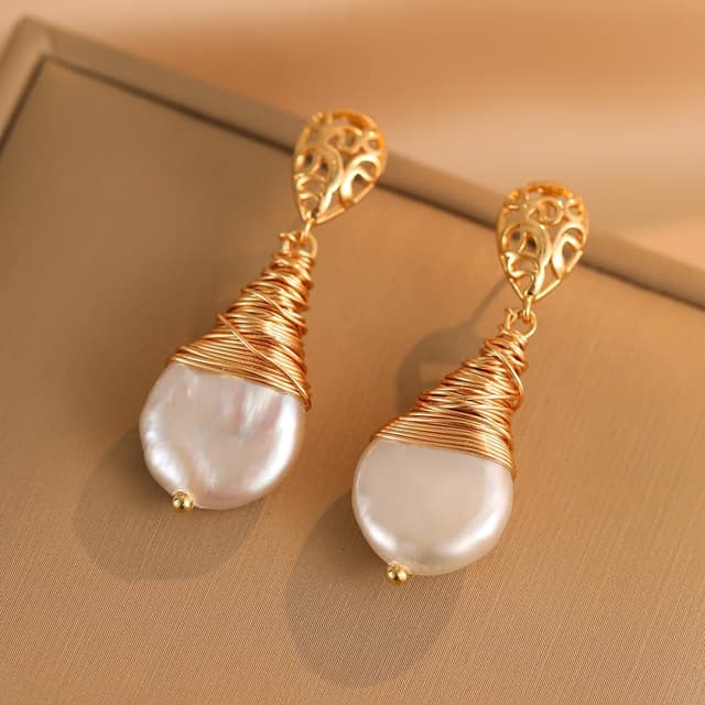Detalle de JaruJaru Baroque pearl drop earrings