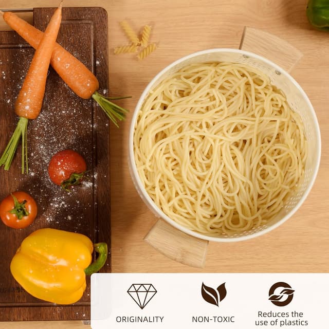 Detalle 2 de Cream Metal Colander With Wood Handle and Stable Base, 5.5 Quart Powder Coated Steel Kitchen Strainer