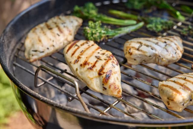 Detalle de Weber Original Kettle 47 cm Schwarz – Holzkohlegrill für direktes & indirektes Grillen