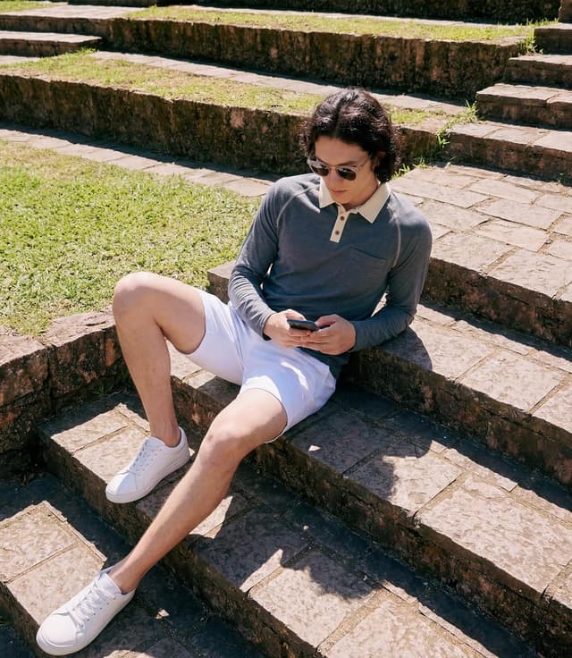 Detalle de Poloshirt Herren Langarm mit Giraffen Stickerei