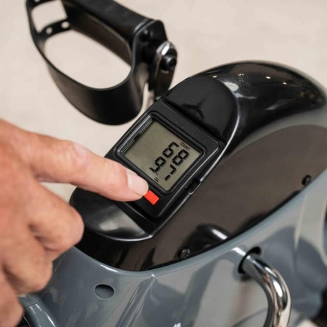 Detalle de InnovaGoods Velora 2100 pedaleador con pantalla LCD y esterilla antideslizante