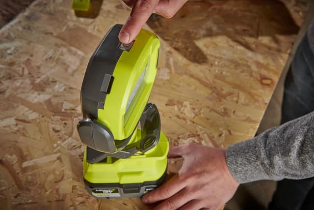 Thumbnail 6 de Ryobi RLCL18-0 torcia a LED con pinza 18V, fino a 1.000 lumen (batteria non inclusa)