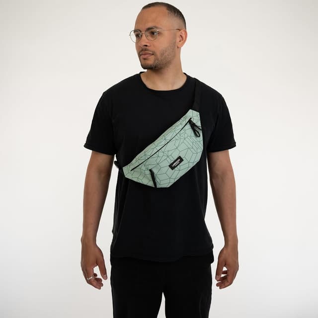 Detalle de LARKSON Marsupio unisex verde “Ole” con materiale PET riciclato, bum bag idrorepellente