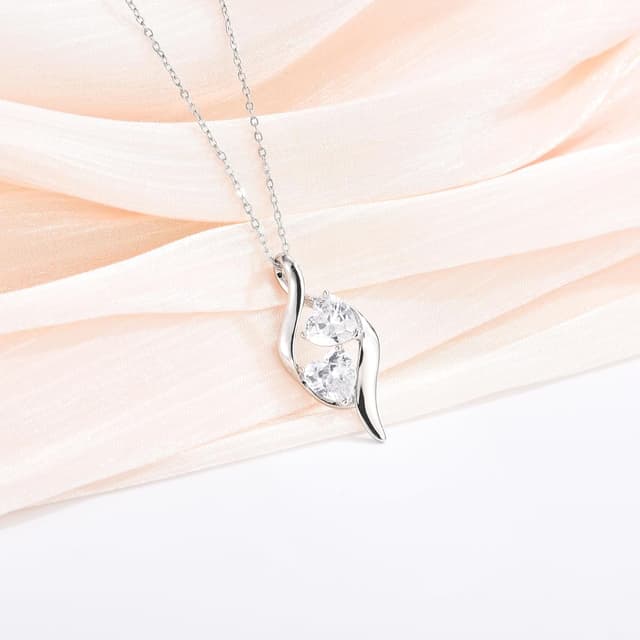 Detalle de USEEDOVIA Herz Halskette mit Doppelherz-Anhänger (Zirkonia) – Geschenk für Mama, Oma, Schwester & beste Freundin