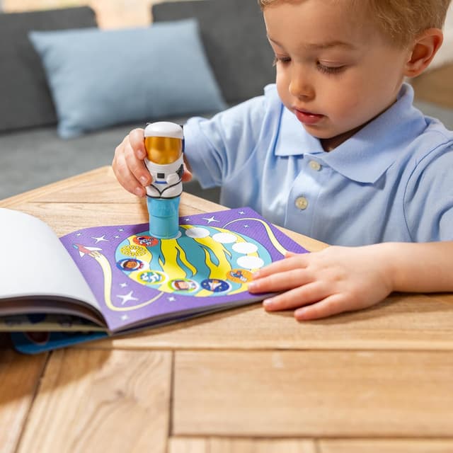 Detalle 2 de Melissa & Doug Sticker WOW! 24-Page Activity Pad and Sticker Stamper (Astronaut Atlas) with 300 Stickers