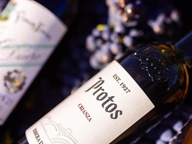 Detalle de Protos Crianza Tempranillo 🍷 Estuche regalo 750 ml