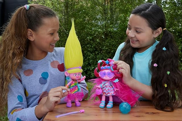 Detalle 2 de Mattel Trolls 3 Reina Poppy Muñeca con Capa
