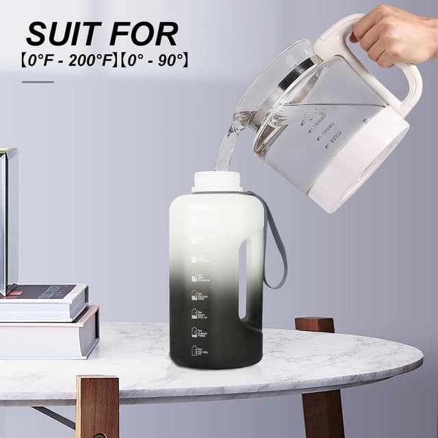 Detalle 2 de GEMFUL 2,2 l Sport-Wasserflasche mit Griff – BPA-frei, mit Zeitmarkierung (Schwarz/Weiß)