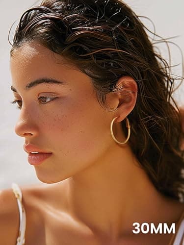 Detalle de GoldChic pendientes de aro dorados en acero inoxidable 316L, 30 mm (aros pequeños finos minimalistas)