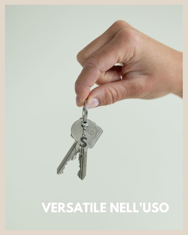 Detalle de Ciondolo a lettera GD GOOD.designs in acciaio inox con chiusura a moschettone