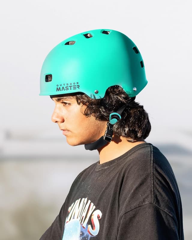 Detalle 2 de OutdoorMaster Beetles Snug Skateboard/Cycling Helmet (Adults, Youth & Kids) with Two Removable Liners